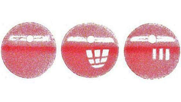 Los optógramas de conejos mostrando una retina normal (izq.), la retina después de mirar una ventana con 7 cristales (medio) y la de uno que miró un ventanal con tres ventanas (der.). THE COLLEGE OF OPTOMETRISTS