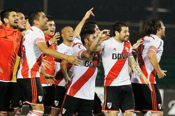 Jugadores de River Plate celebran su victoria hoy ante el Guaraní paraguayo. (Foto Prensa Libre: EFE).