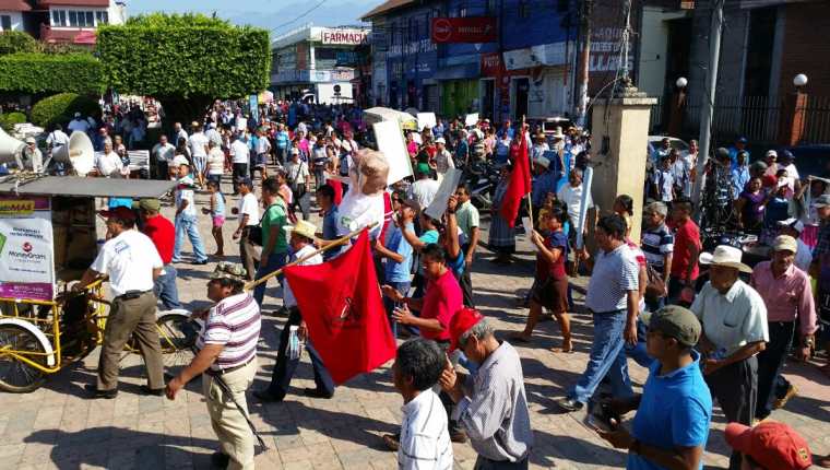 Vecinos se manifiestan contra las autoridades ediles de Coatepeque. (Foto Prensa Libre: Alexánder Coyoy).