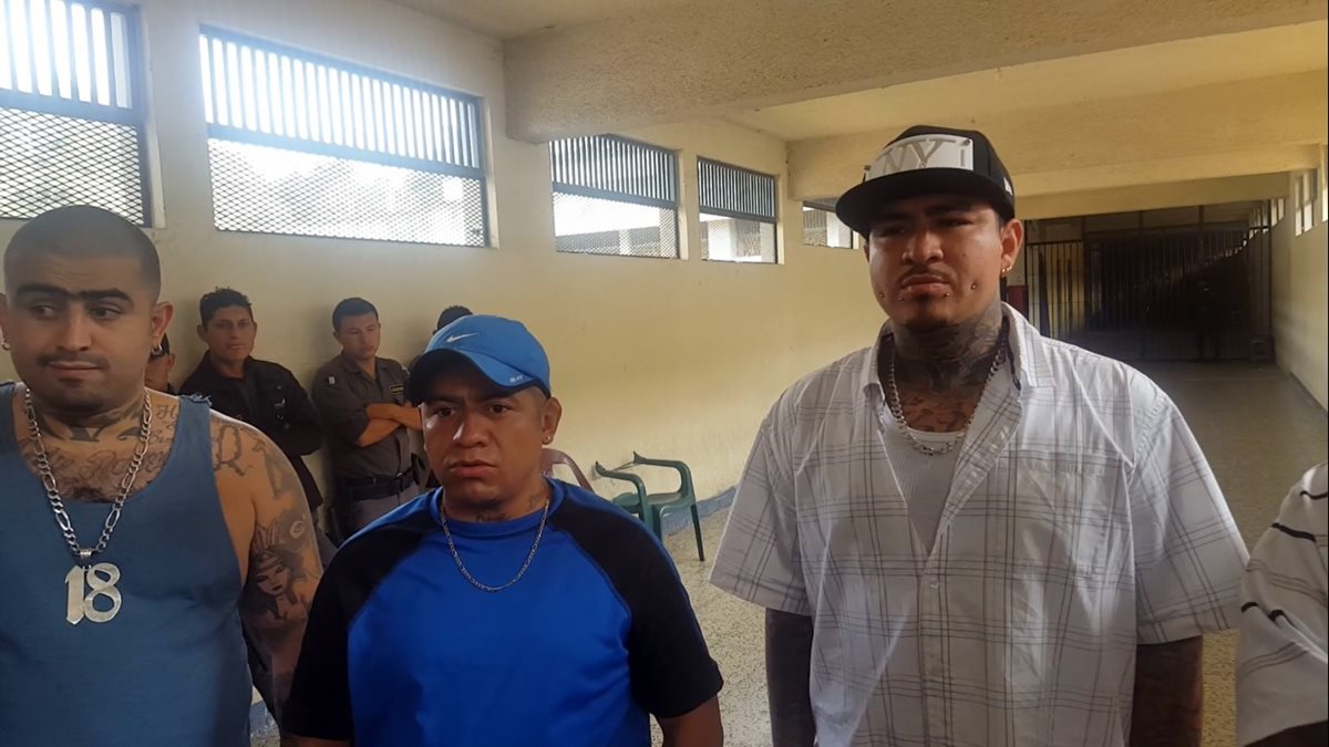 Tres supuestos pandilleros que se acreditan la muerte de un recluso en Fraijanes I. (Foto Prensa Libre: Cortesía)