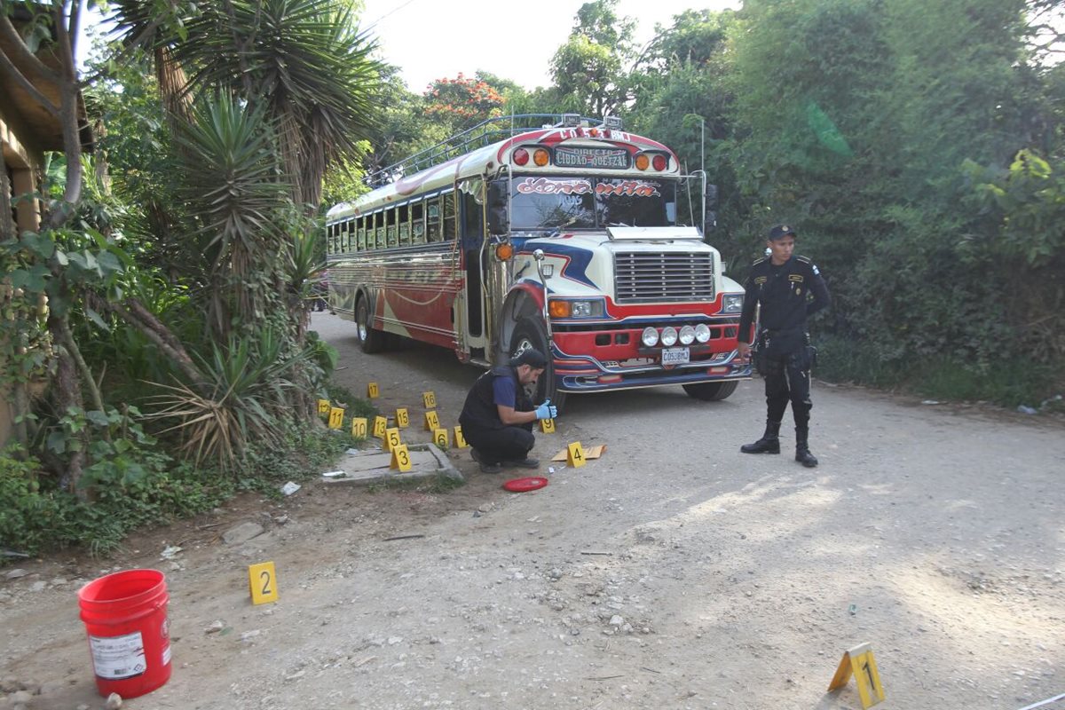 El bus de Rutas Quetzal, fue atacado en el ingreso a la aldea Ortega, Ciudad Quetzal, San Juan Sacatepéquez. (Foto Prensa Libre: Erick Ávila)
