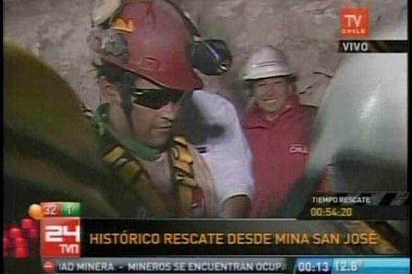 Florencio Ávalos se convierte en el primer minero rescatado luego de más de dos meses de estar atrapado bajo la mina, junto a 32 más. (Foto Prensa Libre: AFP)