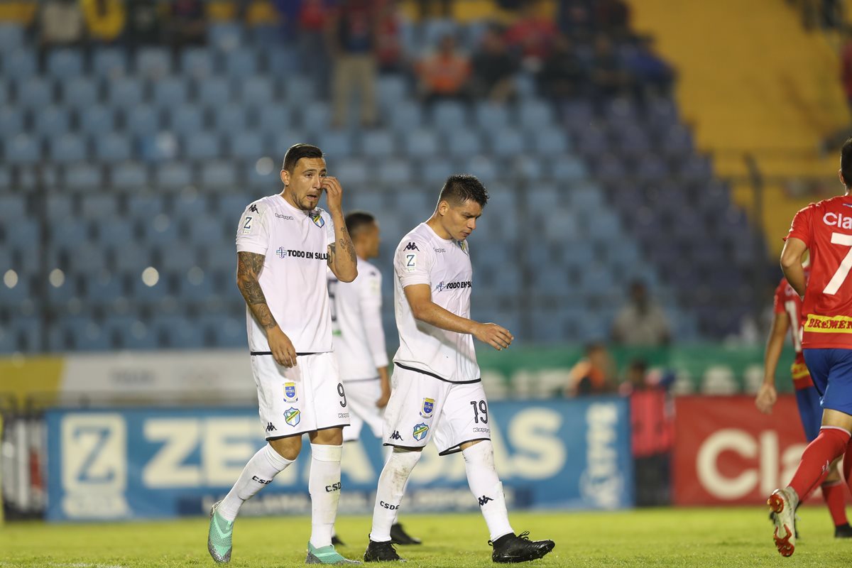 Los jugadores de Comunicaciones lamentaron el resultado. (Foto Prensa Libre: Francisco Sánchez)