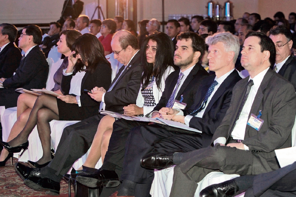 Por primera vez, en 24 años, las jornadas económicas del Banguat se realizaron en un hotel capitalino, donde expusieron varios especialistas internacionales. (Foto Prensa Libre: PAULO RAQUEC)