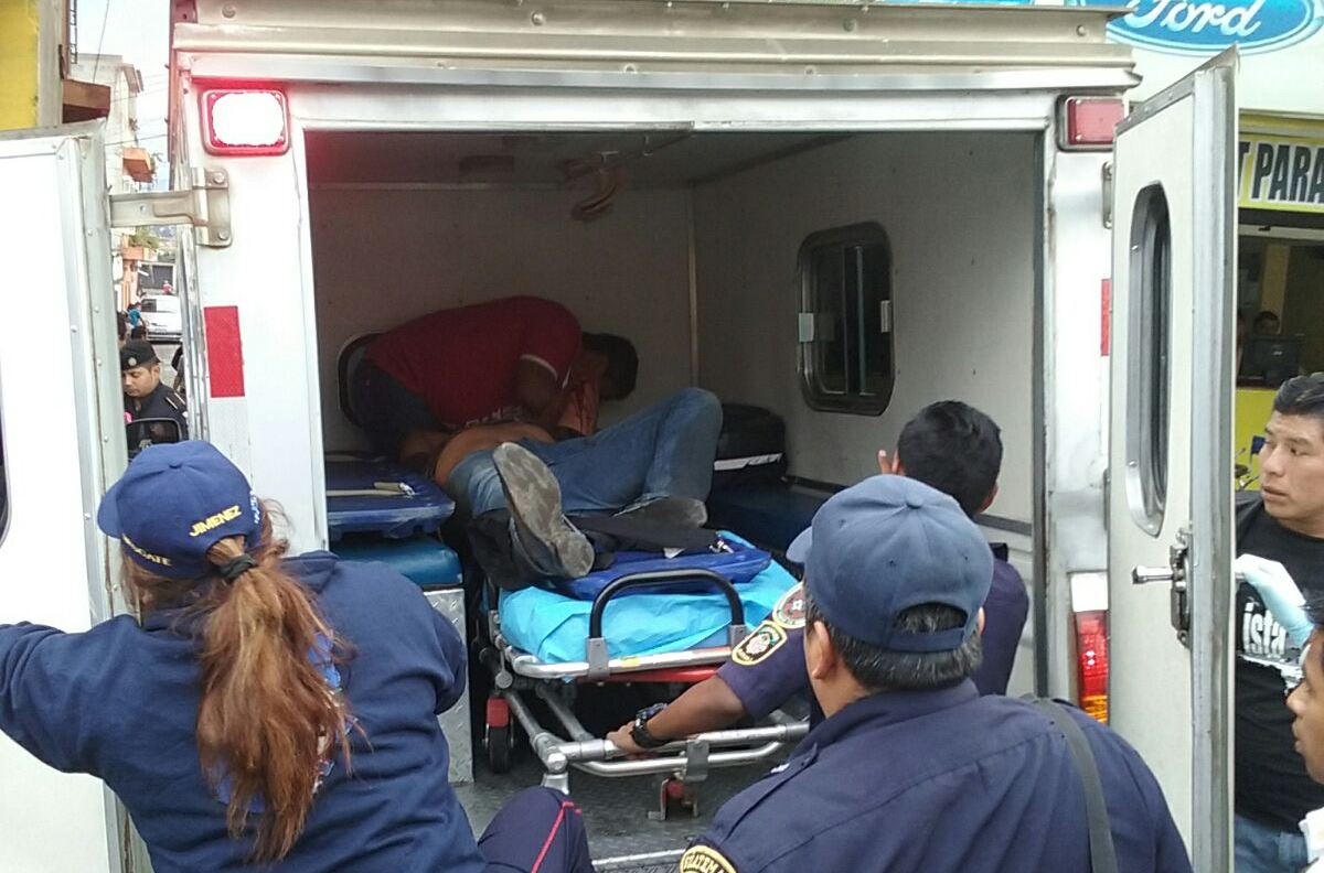 Socorristas de Chimaltenango trasladan a investigador de la PNC herido de bala. (Foto Prensa Libre: Víctor Chamalé)