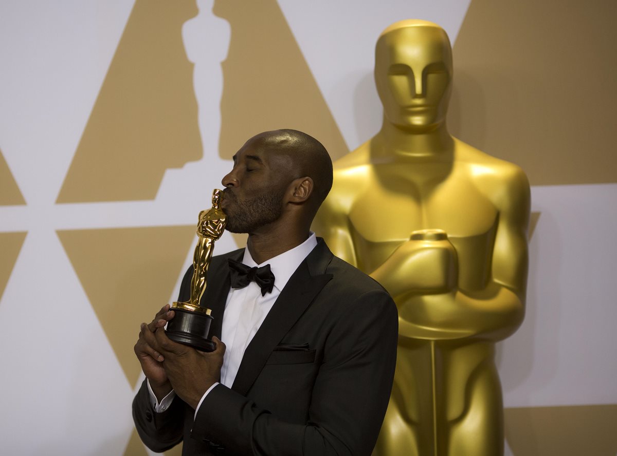 Kobe Bryant posa con su premio a Mejor corto animado por "Dear Basketball". (Foto Prensa Libre: EFE)