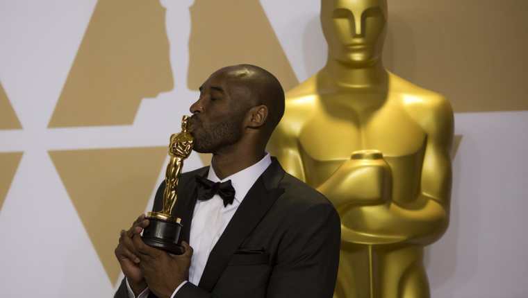Kobe Bryant posa con su premio a Mejor corto animado por "Dear Basketball". (Foto Prensa Libre: EFE)