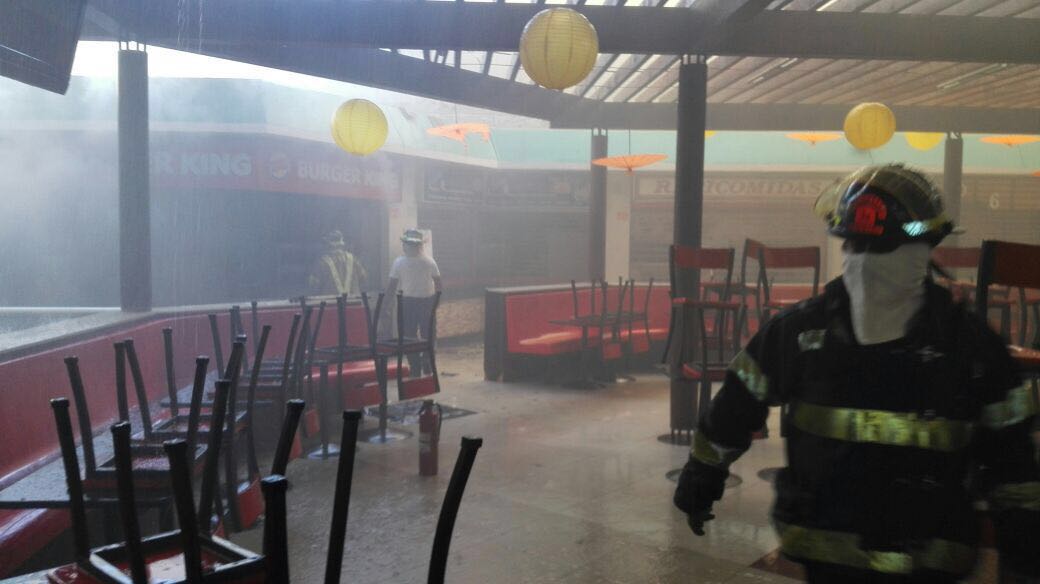 Un bombero evalúa el área de restaurantes del centro comercial, en la zona 6, para descartar el peligro. (Foto Prensa Libre: Érick Ávila)