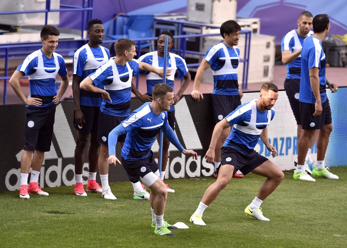 Jugadores del Leicester City se entrenaron ayer previo al duelo de hoy frente al Atlético. (Foto Prensa Libre: AFP)