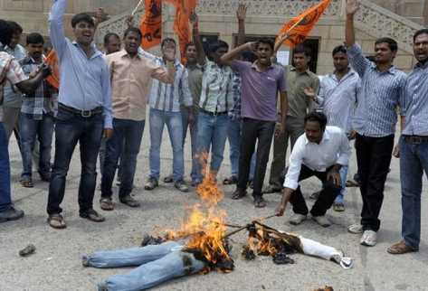Unos estudiantes indios protestan contra China el 20 de abril de 2013 en la Universidad Osmania, en Hyderabad. (Foto Prensa Libre: AFP)