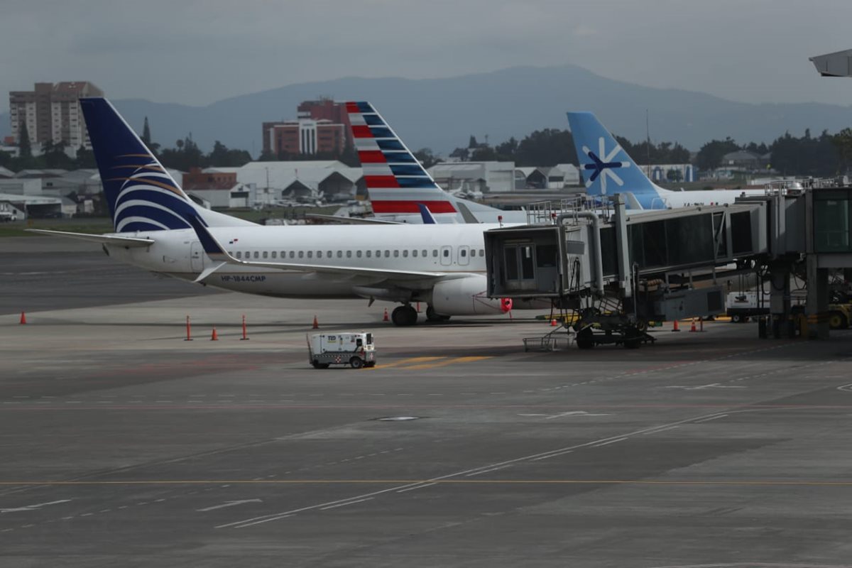 Los aviones de los vuelos afectados permanecen en el área de abordaje del Aeropuerto La Aurora. (Foto Prensa Libre: Esbin García)