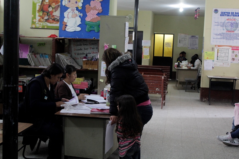 Personal del centro de Salud de Xela le informa a una madre sobre el desabastecimiento de la vacuna contra el neumococo. (Foto Prensa Libre: María José Longo)