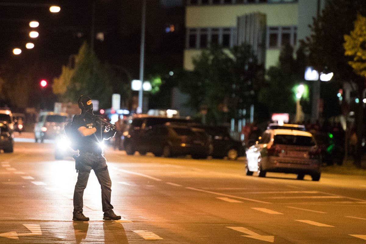 Fuerzas del orden permanecen en alerta luego de la balacera ocurrida en Múnich, Alemania. (Foto Prensa Libre: AP).