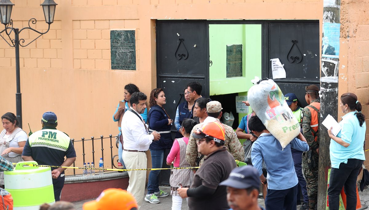 En la escuela Mario Méndez Montenegro, en Alotenango, se evita el ingreso de alimentos y tampoco hay acceso a la prensa. (Foto, Prensa Libre: Carlos Vicente).