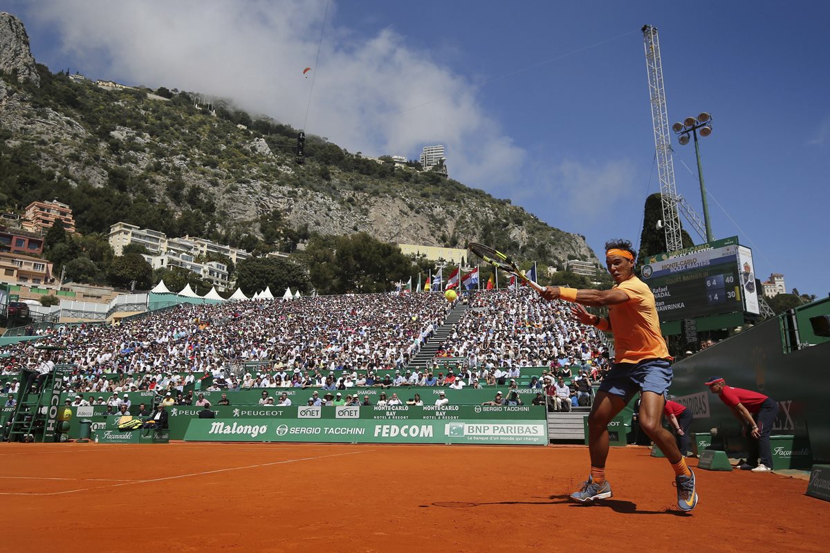 El español Rafael Nadal se clasificó este viernes para semifinales del Masters 1000 de Montecarlo al derrotar al suizo Stan Wawrinka. (Foto Prensa Libre: EFE)