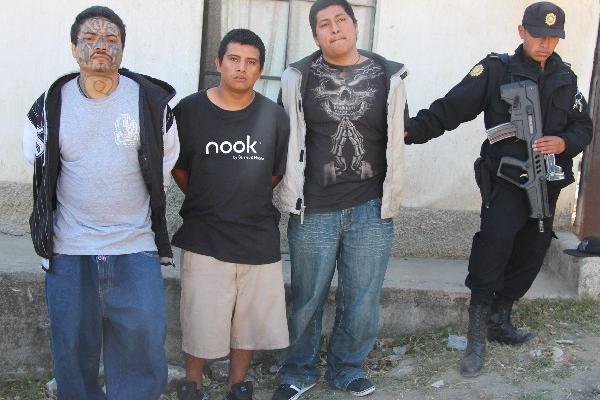 Marlon Regalado Martínez, -primero por la izquierda-, es señalado de  dirigir a grupos de sicarios y extorsionistas.