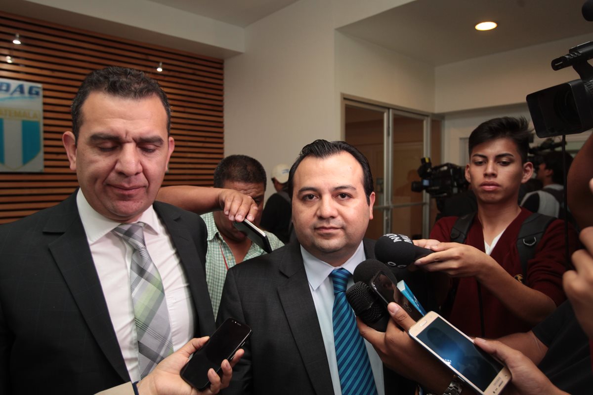 Stuardo Ralón, integrante del Comité de Regularización de la Fedefut, ofrece declaraciones en las instalaciones de Cdag. (Foto Prensa Libre: Norvin Mendoza).