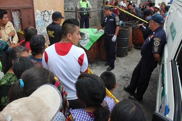 Curiosos permanecen en el lugar donde fue encontrado el cadáver de un recién nacido, en Tecpán Guatemala. (Foto Prensa Libre: José Rosales) <br _mce_bogus="1"/>