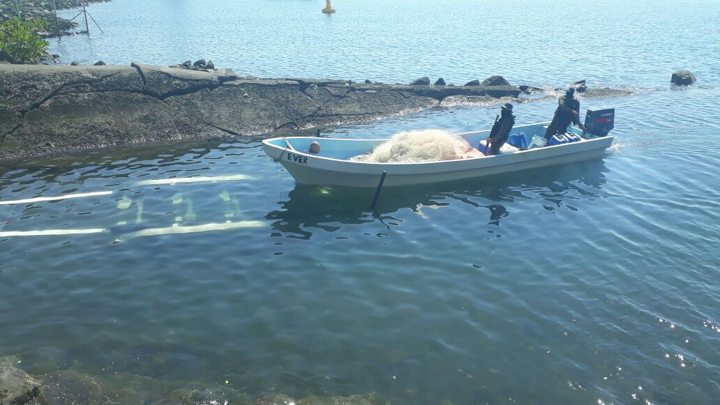 La embarcación que transportaba droga fue localizada en Puerto San José, Escuintla. (Foto Prensa Libre: Cortesía Ejército)