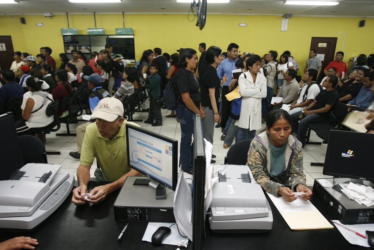 Denuncian a funcionarios de Renap por haber ampliado el contrato con Easy Marketing. (Foto Prensa Libre: Hemeroteca PL)