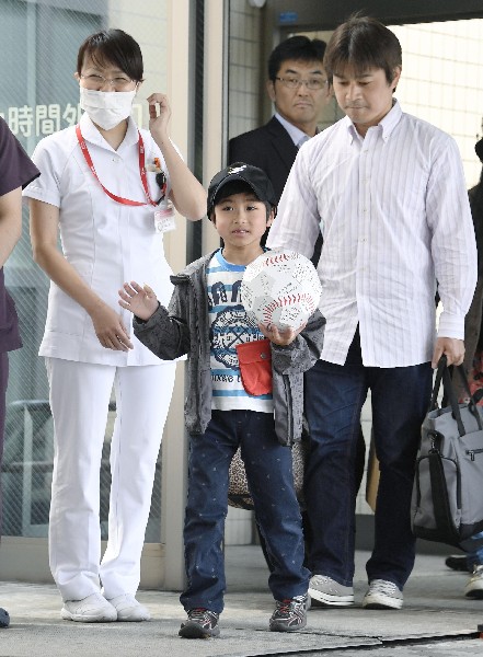 Yamato Tanooka (c) abandona el hospital en Hokkaido,Japón.(AP)