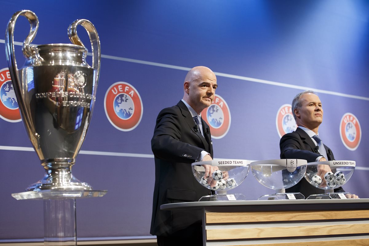 El secretario general de la Uefa, Gianni Infantino, y Giorgio Marchetti director de la competición fueron los encargados del sorteo. (Foto Prensa Libre: AP)