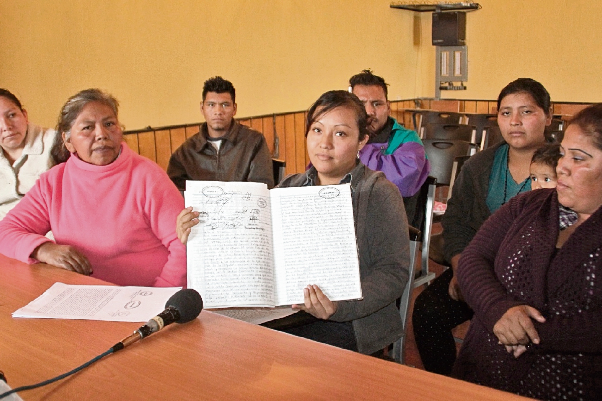 Grupos de  mujeres de Cuilco, Huehuetenango, denuncian maltrato. Inserto, alcalde  Delmar Gálvez.
