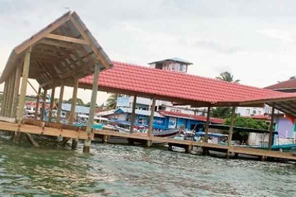 Muelle de ingreso a la cabecera municipal de Lívingston.