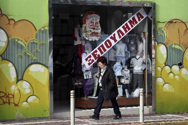 esta tienda muestra un     rótulo en el que    se lee "se vende". (Foto Prensa Libre: EFE)