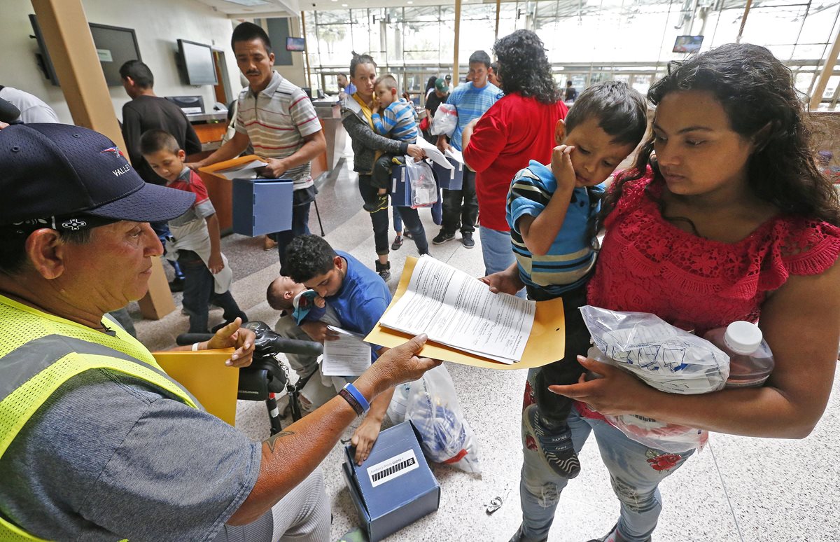 Información de familias inmigrantes es procesada en la estación central de autobuses en McAllen, Texas. (Foto de Prensa Libre:EFE)