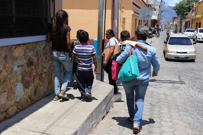 Personal de la PNC y Comisión de la Niñez y Adolescencia de Chiquimula trasladan a los niños que fueron rescatados recientemente a las oficinas de la PGN. (Foto Prensa Libre: Mario Morales)