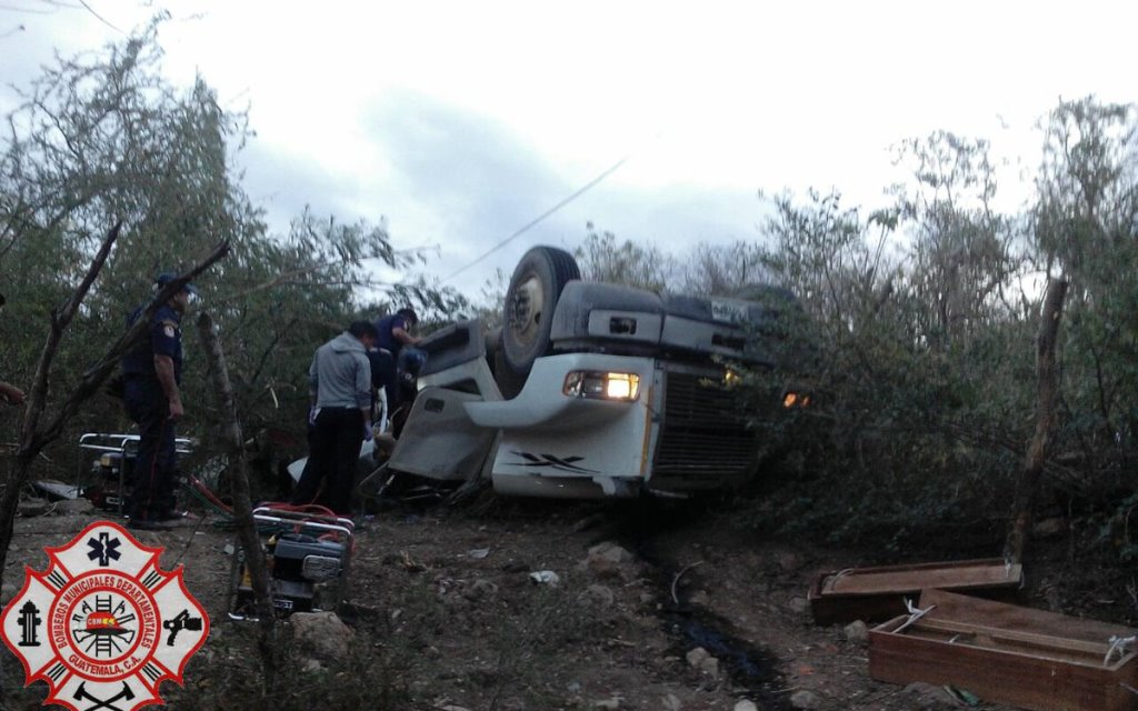 Camión accidentado quedó destruido en la ruta a Jalpatagua, Jutiapa. (Foto Prensa Libre: @CBMDEPTAL).