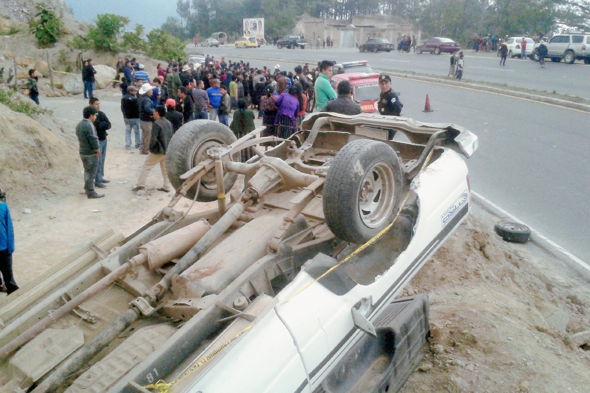 El picop  que ocasionó la muerte de una fémina volcó en el km 144 de la ruta Interamericana, entre Panajachel y Sololá. (Foto Prensa Libre: Ángel Julajuj)