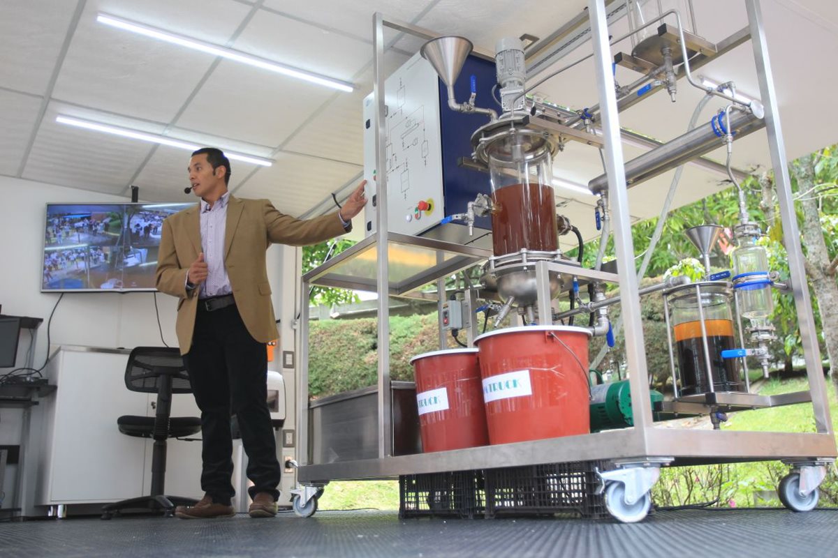 Diego Figueroa, ingeniero químico, explica el funcionamiento del laboratorio móvil. (Foto Prensa Libre: Esbin García)