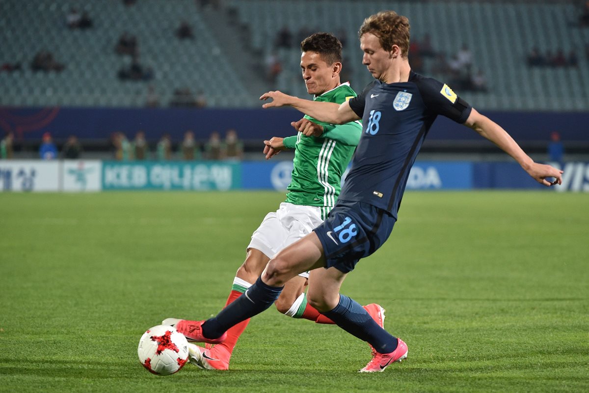 El mexicano Kevin Magana pelea por el balón con el mediocampista inglés Kieran Dowell durante el duelo que sostuvieron en el Mundial Sub 20. (Foto Prensa Libre: AFP)