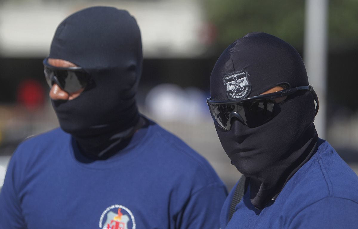 La policía salvadoreña es constantemente atacada por pandilleros.( Foto Prensa Libre: EFE)