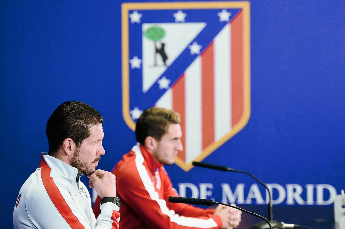 Diego Simeone junto a Koke responden las inquietudes de los periodistas en la conferencia de prensa previo al juego de mañana. (Foto Prensa Libre: AFP).