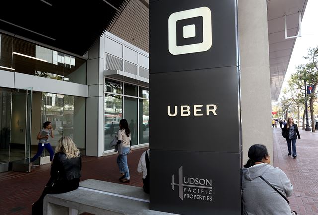 El gigante estadounidense de alquiler de coches con chofer Uber acumulan más problemas. (Foto Prensa Libre: AFP)