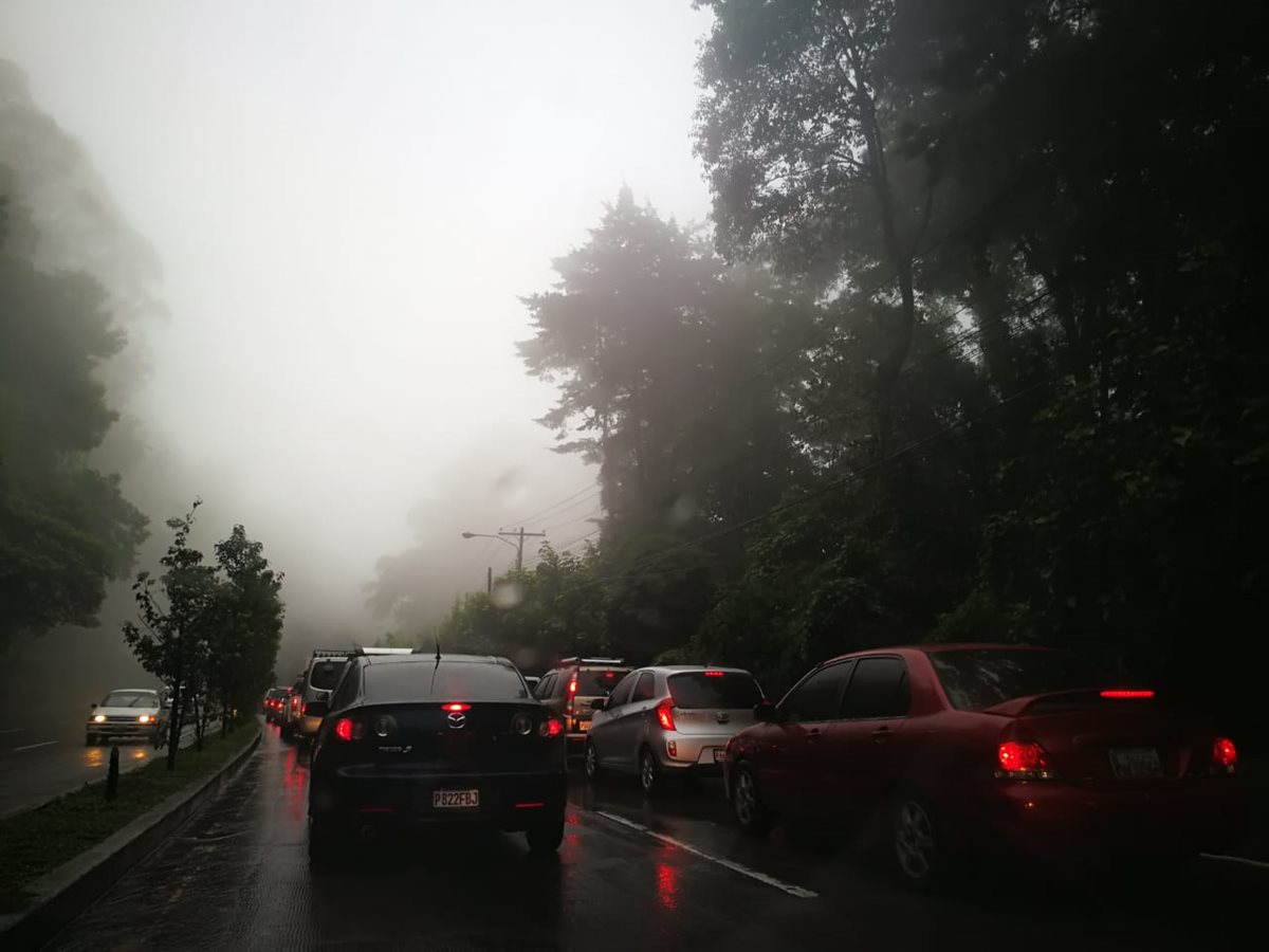 El descenso de San Lucas Sacatepéquez a San Cristóbal, Mixco, es complicado, debido a la lluvia y al cierre en el bulevar Sur. (Foto Prensa Libre: César Pérez Marroquín)