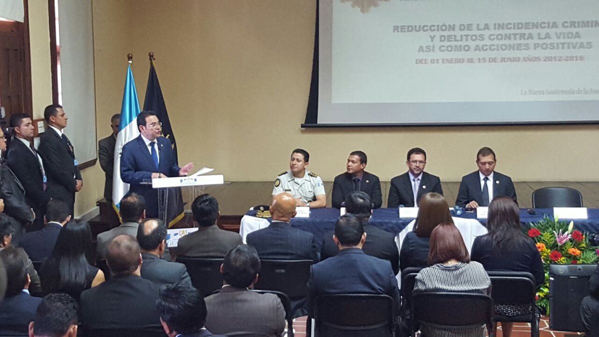 El presidente Jimmy Morales expone ante jefes de diferentes departamentos del ministerio de Gobernación. (Foto Prensa Libre: Geovanni Contreras)