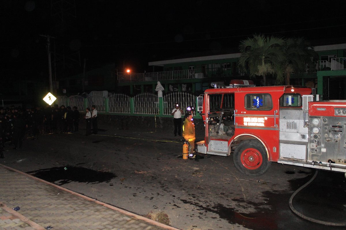 Socorristas acuden a sofocar el incendio provocado en la Municipalidad de Siquinalá, Escuintla. (Foto Prensa Libre)