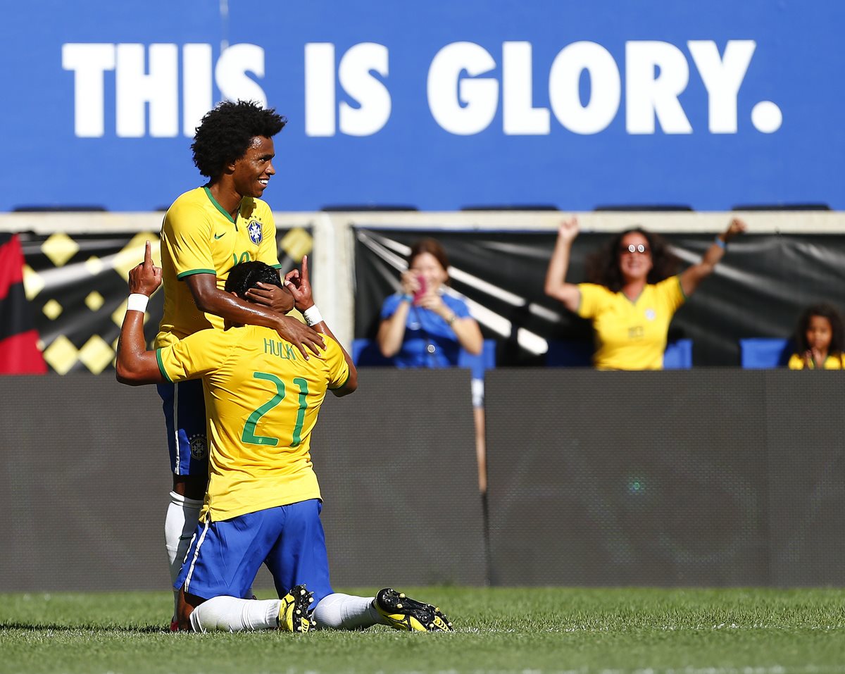 Hulk y Willian celebran el gol de la victoria de Brasil. (Foto Prensa Libre: AP)