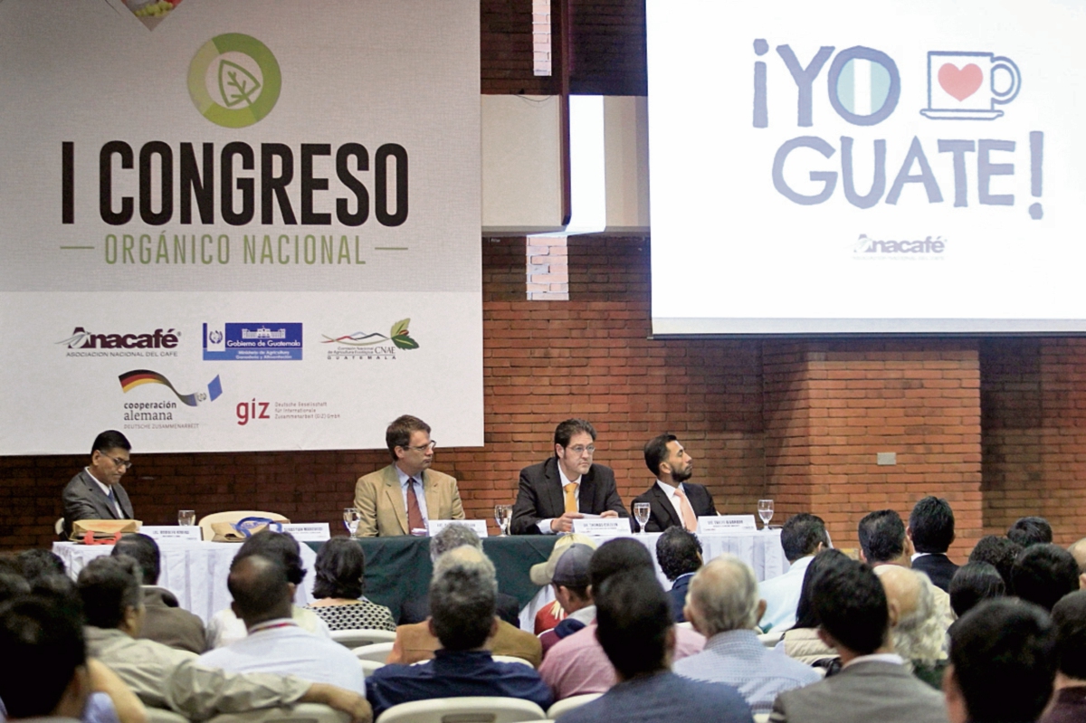 Productores celebraron ayer el congreso de producción orgánica. (Foto Prensa Libre: Édwin bercián)