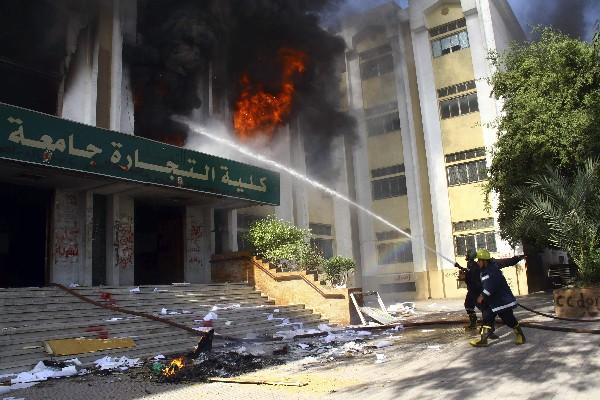 Bomberos sofocan las llamas en una facultad de la Universidad de Al Azhar de El Cairo, Egipto. (Foto Prensa Libre: AP)