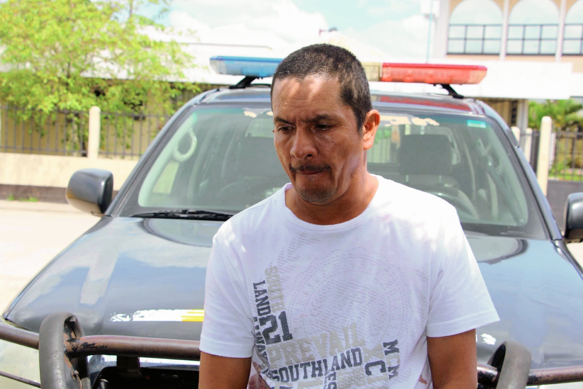 Eusebio Arévalo Román, de 54 años, fue capturado por la PNC en Poptún, Petén, luego de que hirió a balazos a un agente. (Foto Prensa Libre: Walfredo Obando)