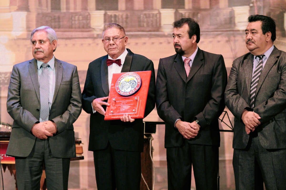 Domingo Lima, con el reconocimiento en las manos, luce emocionado por la noche de gala. (Foto Prensa Libre: Carlos Ventura)