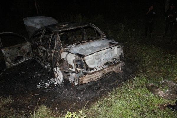 El vehículo quedó completamente quemado en un camino de terracería en Jutiapa (Foto Prensa Libre: Oscar González) <br _mce_bogus="1"/>