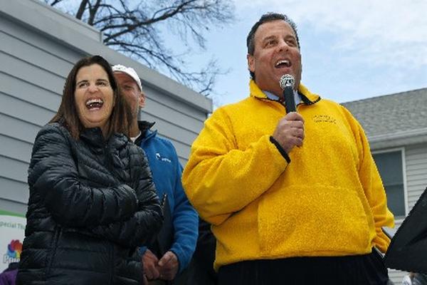 El gobernador republicano de Nueva Jersey,, Chris Christie, junto a su esposa Mary Pat Christie. (Foto Prensa Libre:AP)