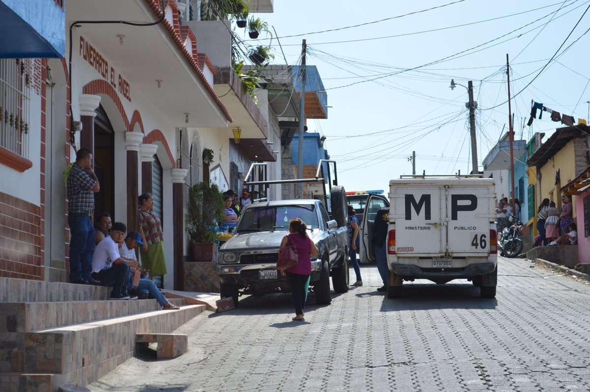 Fiscales del MP vigilan el área donde se ubica la pensión en la 7a calle entre 6a. y 7a. avenida zona 1 de Esquipulas. (Foto Prensa Libre: Mario Morales)