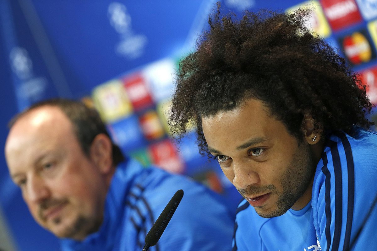 Marcelo y Rafa Benítez durante una conferencia de prensa previo al duelo de mañana frente al PSG en la Champions League. (Foto Prensa Libre: EFE)